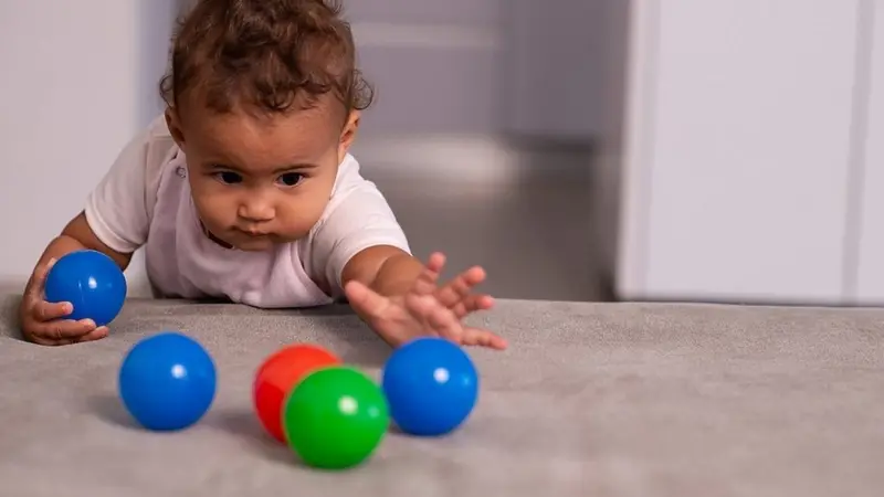 چگونه می‌توانید چپ‌دستی یا راست‌دستی فرزندتان را تشخیص دهید؟